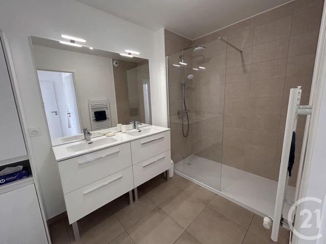 Appartement F3 à louer - 3 pièces - 65.84 m2 - JULLOUVILLE - 50 - BASSE-NORMANDIE - Century 21 Royer Immo